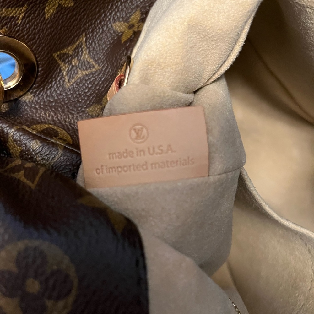 Louis Vuitton - Picture 5 of 6